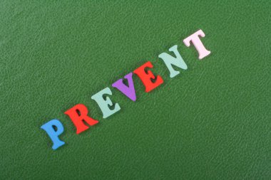 Renkli alfabe bloğu tahta harflerden oluşan yeşil arkaplan kelimesi reklam metinleri için kopyalama alanı. İngilizce öğrenme kavramı