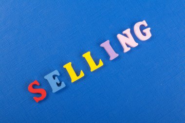 Mavi arkaplan ile ilgili kelime renkli alfabe bloğu tahta harflerden oluşmuş, reklam metinleri için kopyalama alanı. İngilizce öğrenme kavramı