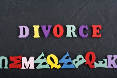 Kara tahta arkaplanındaki kelime renkli alfabe bloklu tahta harflerden oluşmuş, reklam metinleri için kopyalama alanı. İngilizce öğrenme kavramı