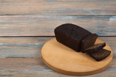 Çok karışık ekmek ve ahşap masa arka plan üzerinde pişmiş ekmek rulo