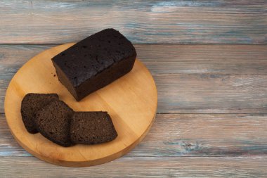 Çok karışık ekmek ve ahşap masa arka plan üzerinde pişmiş ekmek rulo