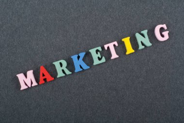 Kara tahta arkaplanındaki kelime renkli alfabe bloklu tahta harflerden oluşmuş, reklam metinleri için kopyalama alanı. İngilizce öğrenme kavramı