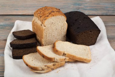 Çok karışık ekmek ve ahşap masa arka plan üzerinde pişmiş ekmek rulo