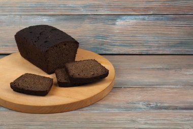 Çok karışık ekmek ve ahşap masa arka plan üzerinde pişmiş ekmek rulo