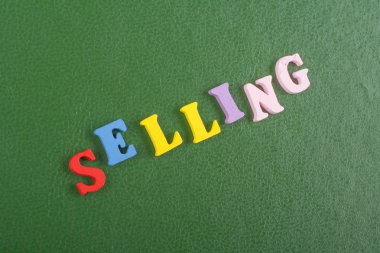 Renkli alfabe bloğu tahta harflerden oluşan yeşil arkaplan kelimesi reklam metinleri için kopyalama alanı. İngilizce öğrenme kavramı