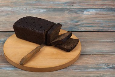 Çok karışık ekmek ve ahşap masa arka plan üzerinde pişmiş ekmek rulo