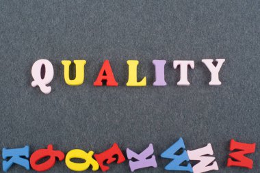 Kara tahta arkaplanındaki kelime renkli alfabe bloklu tahta harflerden oluşmuş, reklam metinleri için kopyalama alanı. İngilizce öğrenme kavramı