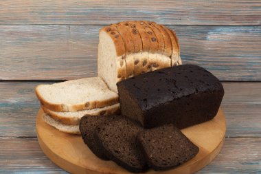 Çok karışık ekmek ve ahşap masa arka plan üzerinde pişmiş ekmek rulo