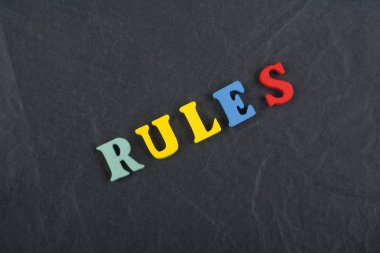 Kara tahta arkaplanındaki kelime renkli alfabe bloklu tahta harflerden oluşmuş, reklam metinleri için kopyalama alanı. İngilizce öğrenme kavramı