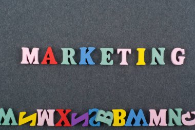 Kara tahta arkaplanındaki kelime renkli alfabe bloklu tahta harflerden oluşmuş, reklam metinleri için kopyalama alanı. İngilizce öğrenme kavramı