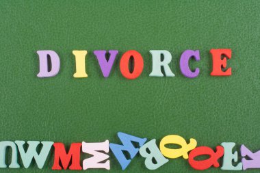 Renkli alfabe bloğu tahta harflerden oluşan yeşil arkaplan kelimesi reklam metinleri için kopyalama alanı. İngilizce öğrenme kavramı