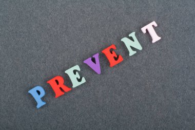 Kara tahta arkaplanındaki kelime renkli alfabe bloklu tahta harflerden oluşmuş, reklam metinleri için kopyalama alanı. İngilizce öğrenme kavramı