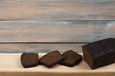 Çok karışık ekmek ve ahşap masa arka plan üzerinde pişmiş ekmek rulo