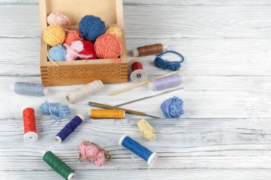 , mücevher kutusu dikiş iğne iplik. İş parçacığı, iğneler, dikiş, ahşap arka plan üzerinde mücevher kutusu