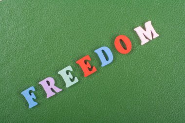 Özgürlük kelime yeşil arka plan üzerinde renkli abc alfabe blok ahşap harfler, reklam metni için kopya alanı üzerinden oluşur. Öğrenme İngilizce kavramı