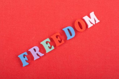 Özgürlük kelime kırmızı arka plan üzerinde renkli abc alfabe blok ahşap harfler, reklam metni için kopya alanı üzerinden oluşur. Öğrenme İngilizce kavramı