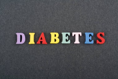 Diabetetes kelime kara tahta arka plan üzerinde renkli abc alfabe blok ahşap harfler, reklam metni için kopya alanı üzerinden oluşur. Öğrenme İngilizce kavramı