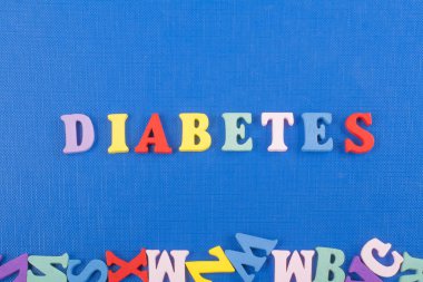 Diabetetes kelime mavi arka plan üzerinde renkli abc alfabe blok ahşap harfler, reklam metni için kopya alanı üzerinden oluşur. Öğrenme İngilizce kavramı
