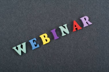 Webinar kelime kara tahta arka plan üzerinde renkli abc alfabe blok ahşap harfler, reklam metni için kopya alanı üzerinden oluşur. Öğrenme İngilizce kavramı