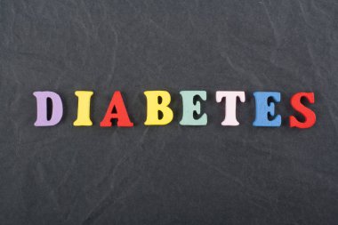 Diabetetes kelime kara tahta arka plan üzerinde renkli abc alfabe blok ahşap harfler, reklam metni için kopya alanı üzerinden oluşur. Öğrenme İngilizce kavramı