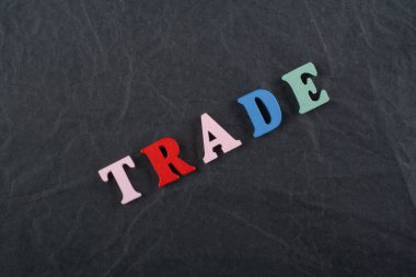 Ticaret kelime kara tahta arka plan üzerinde renkli abc alfabe blok ahşap harfler, reklam metni için kopya alanı üzerinden oluşur. Öğrenme İngilizce kavramı