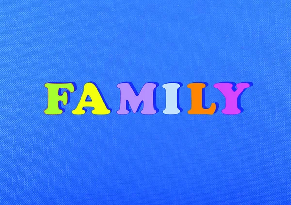 青の背景に家族の単語は カラフルな Abc アルファベットのブロック木製の文字 広告テキストのコピー領域から構成されます 英語の概念を学習 — ストック写真