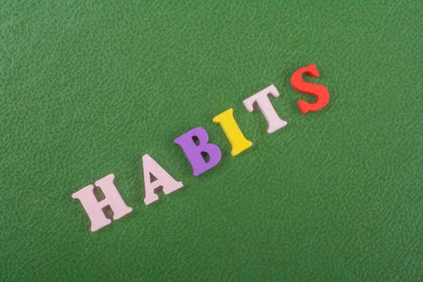 Habits Mot Sur Fond Vert Composé Lettres Bois Bloc Alphabet — Photo