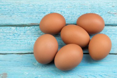 Yumurta üzerinde izole ahşap arka plan tavuk. Metin için yer kopyalayın