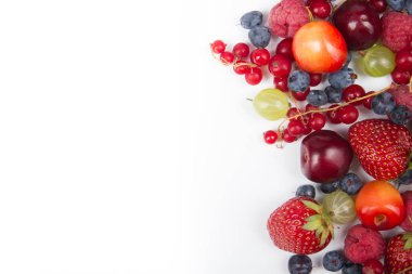 Çeşitli yaz taze çilek beyaz bir arka plan... Antioksidan, detoks diyet, organik meyve