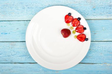 Çeşitli yaz taze çilek beyaz bir arka plan... Antioksidan, detoks diyet, organik meyve