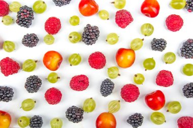 Bir kasedeki çeşitli taze meyveler. Antioksidan, detoks diyeti, organik meyveler.