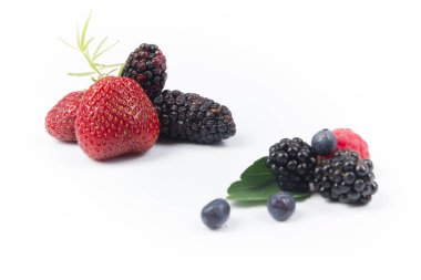 Çeşitli yaz taze çilek beyaz bir arka plan... Antioksidan, detoks diyet, organik meyve