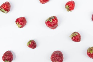 Çeşitli yaz taze çilek beyaz bir arka plan... Antioksidan, detoks diyet, organik meyve