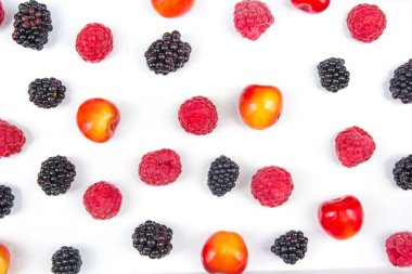 Bir kasedeki çeşitli taze meyveler. Antioksidan, detoks diyeti, organik meyveler.