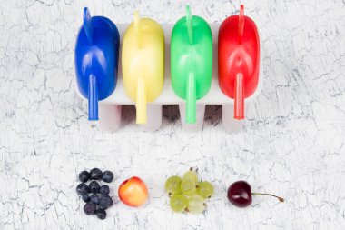 Çeşitli yaz. Ahşap arka plan taze meyveleri. dondurulmuş meyve suyu. Antioksidan, detoks diyet, organik meyve