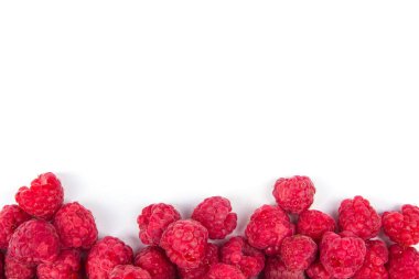 taze yaz ahududu. Üstten Görünüm. Beyaz arka plan