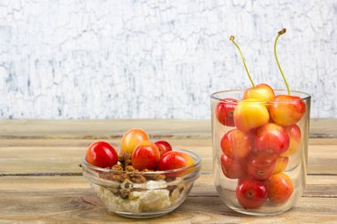 Taze çilek. Rustik ahşap bir masa üzerinde tatlı kiraz arka plan.