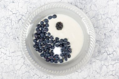 Çeşitli yaz taze çilek ahşap arka plan... Antioksidan, detoks diyet, organik meyve