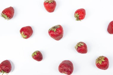 Çeşitli yaz taze çilek beyaz bir arka plan... Antioksidan, detoks diyet, organik meyve