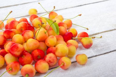 Taze çilek. Tatlı kiraz özgeçmişlerine rustik ahşap bir masa. Üstten görünüm