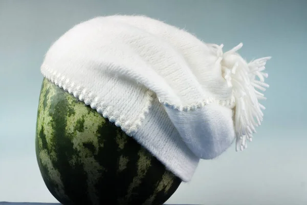 Välsmakande Vattenmelon Stickad Mössa Brun Trä Bakgrund Det Fryst — Stockfoto