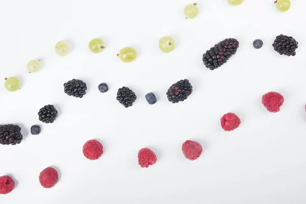 Várias Bagas Frescas Verão Fundo Branco Antioxidantes Dieta Desintoxicação Frutas — Fotografia de Stock