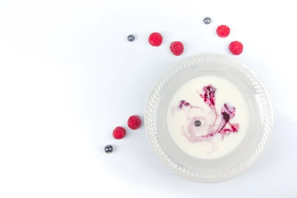 Yunan yoğurt ve taze çilek beyaz arka plan üzerinde izole kase