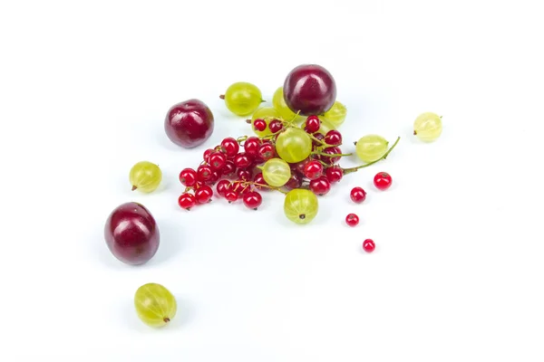 各种夏季新鲜浆果在白色背景 抗氧化剂 排毒饮食 有机水果 — 图库照片