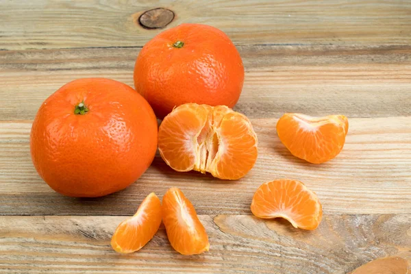 Mogen Apelsin Färsk Mandarin Ren Mandarin Mandarin Skivor Trä Bakgrund — Stockfoto