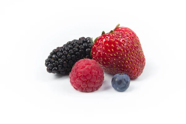 白い背景にさまざまな夏新鮮な果実 抗酸化 デトックス ダイエット 有機フルーツ — ストック写真
