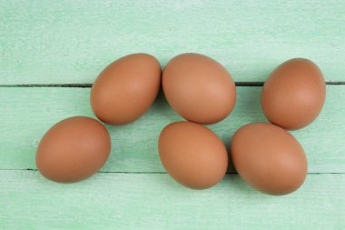 Yumurta üzerinde izole ahşap arka plan tavuk. Metin için yer kopyalayın