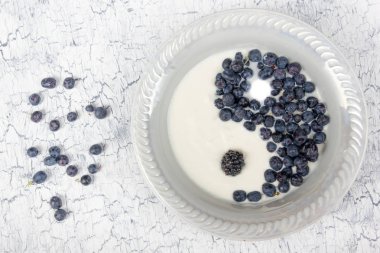 Çeşitli yaz taze çilek ahşap arka plan... Antioksidan, detoks diyet, organik meyve