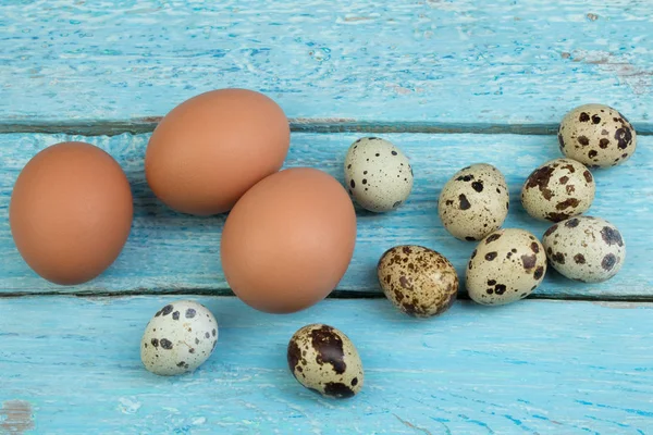 Eier Huhn Wachtel Isoliert Auf Hölzernen Hintergrund Kopierraum Für Text — Stockfoto