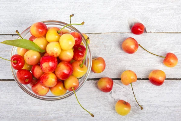 Friss Bogyós Gyümölcsök Cseresznye Háttér Egy Rusztikus Fából Készült Asztal — Stock Fotó
